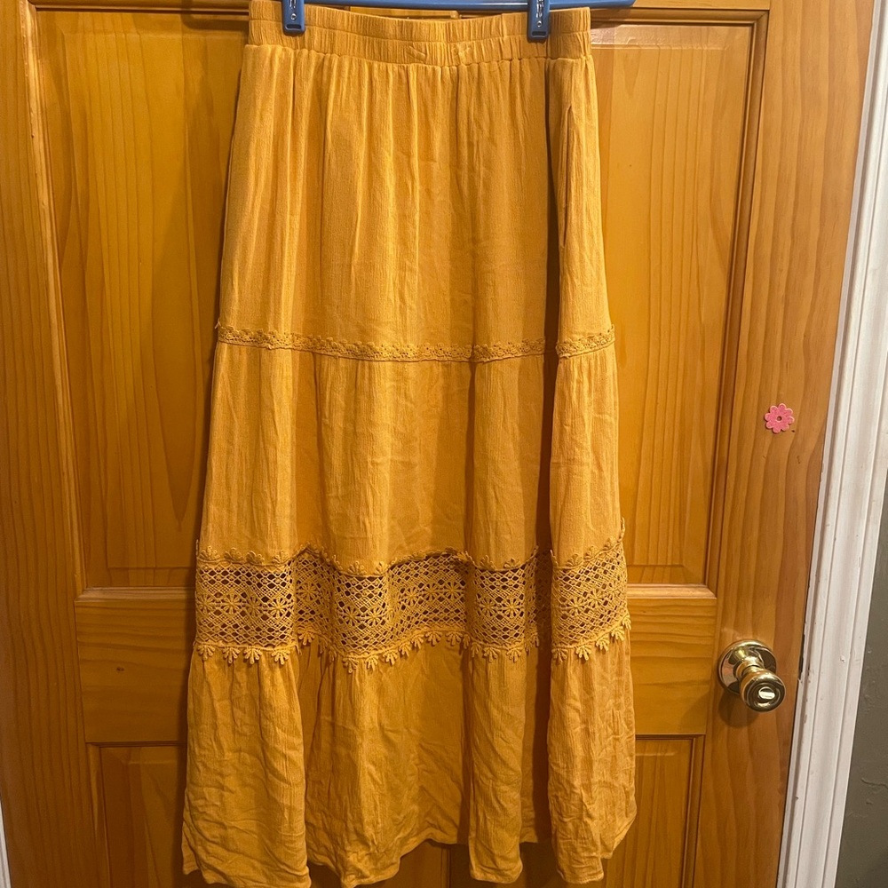 Golden Tiered Maxi Skirt with Pockets for Casual Wear - Picture 3 of 4